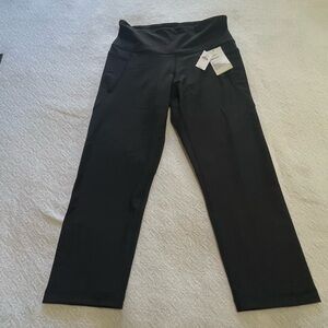 Old Navy Active‎ Black Cropped Leggings
Size large- NWT